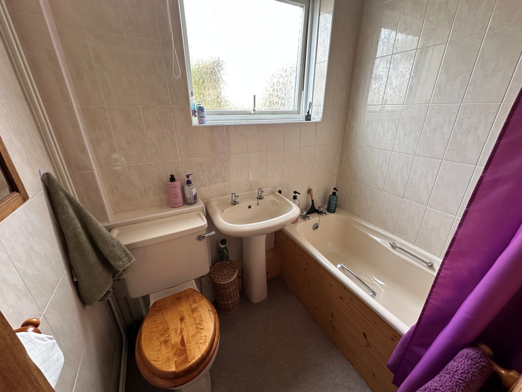 Lot: 1 - TWO-BEDROOM SEMI-DETACHED BUNGALOW WITH GARAGE AND GARDEN - Bathroom